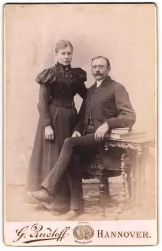 Fotografie G. Rudloff, Hannover, Würdevoll posierendes Paar