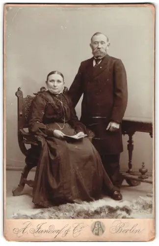 Fotografie A. Jandorf & Co., Berlin, Kottbuserdamm 1-2, Elegantes Paar im Atelier