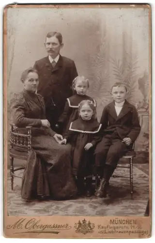 Fotografie M. Obergassner, München, Kaufingerstrasse 14, Familienporträt mit drei Kindern