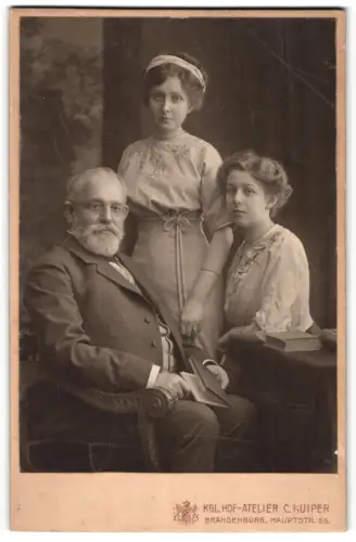 Fotografie Carl Kuiper, Brandenburg, Hauptstr. 55, Drei Personen Porträt