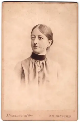 Fotografie J. Vahlendick Wwe, Kellinghusen, Bergstrasse, Porträt einer Frau