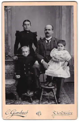 Fotografie C. Gersbach, Säckingen, Familienporträt mit Eltern und zwei Kindern