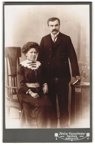 Fotografie Atelier Hasselmeier, Hamburg, Gr. Bäckerstr. 26, Ehepaar in stilvoller Pose