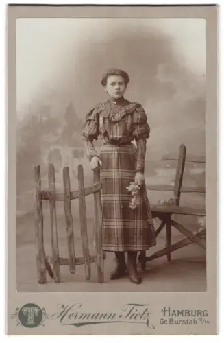 Fotografie Hermann Tietz, Hamburg, Gr. Burstah 12/14, Mädchen mit Blümchenstrauss