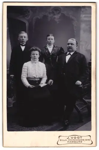 Fotografie J. Vogt, Hamburg, Billh. Röhredamm 10, Porträt einer Familie