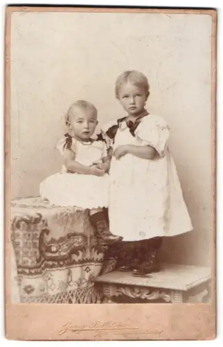 Fotografie Georg Billström, Kiel, Vorstadt 9, zwei Kinder auf einem Tisch sitzend