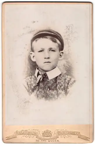 Fotografie A. & G. Taylor, London, Queen Victoria Street, Porträt eines Jungen