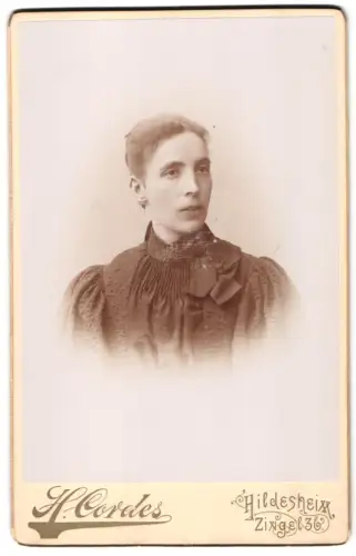 Fotografie H. Cordes, Hildesheim, Zingel 36, Porträt einer Frau
