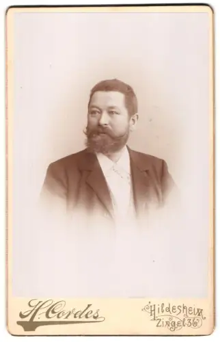 Fotografie H. Cordes, Hildesheim, Zingel 36, Porträt eines Herrn