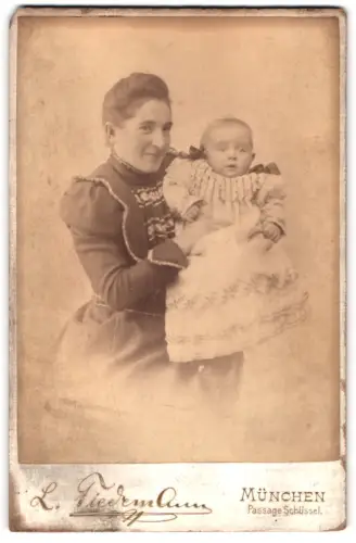Fotografie L. Tiedemann, München, Kaufingerstr. 9, Mutter mit Baby