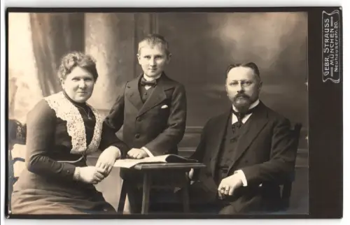 Fotografie Gebr. Strauss, München, Neuhauserstr. 20, Familienporträt mit elegant gekleidetem Jungen