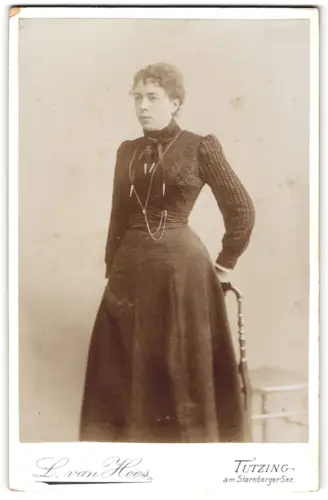 Fotografie L. van Hees, Tutzing, Dame in dunklem Kleid