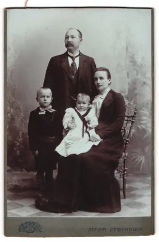 Fotografie Atelier Zeiberdlich, Theresienstadt, Familienportrait mit zwei Kindern