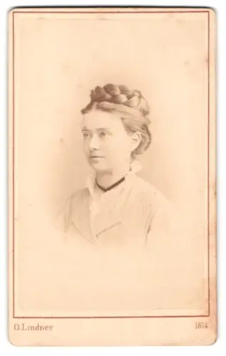 Fotografie Otto Lindner, Berlin, Prinzen-Strasse 71, Porträt einer jungen Frau mit gelochtenem Haar