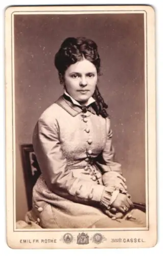Fotografie Emil Fr. Rothe, Cassel, Unter dem Bahnhofe Nr. 6, Porträt einer Dame mit aufwendiger Frisur