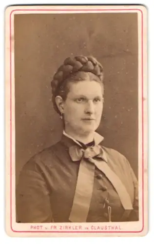 Fotografie Fr. Zirkler, Clausthal, Porträt einer Dame mit geflochtenem Haar und Brille
