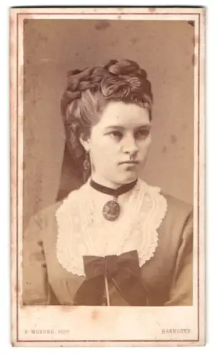 Fotografie Friedr. Wunder, Hannover, Feuerweg No. 4, Porträt einer Dame mit kunstvoller Frisur