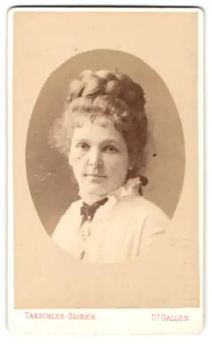 Fotografie Taeschler-Signer, St. Gallen, Porträt einer Dame mit kunstvoll geflochtenem Haar