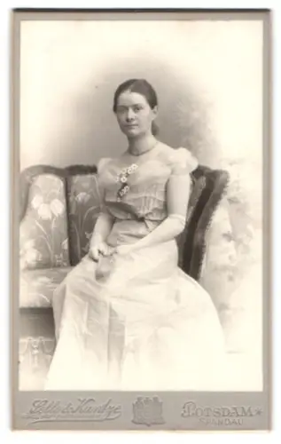 Fotografie Selle & Kuntze, Potsdam, Schwertfegerstrasse 14, Porträt einer Dame in weissem Kleid mit Fächer