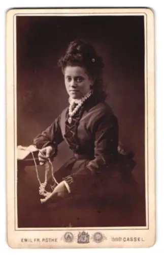 Fotografie Emil Fr. Rothe, Cassel, Unter dem Bahnhofe 6, Elegantes Porträt einer Dame