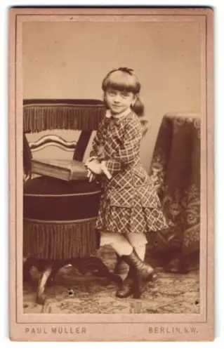 Fotografie Paul Müller, Berlin, Plan-Ufer 19, Mädchen im karierten Kleid