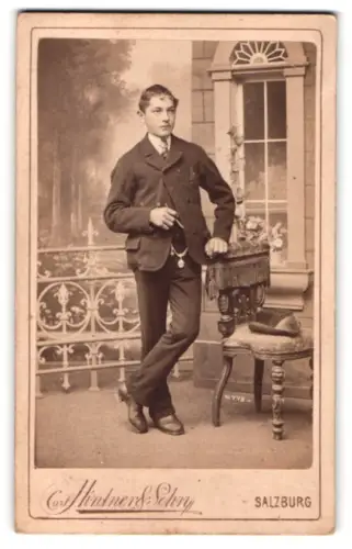 Fotografie Carl Hintner & Sohn, Salzburg, Junger Mann in eleganter Pose