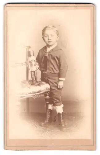 Fotografie Reichard & Lindner, Berlin, Markgrafenstrasse 40, Junge in Matrosenanzug