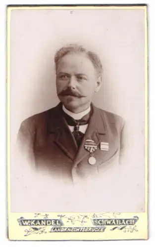 Fotografie W. Kandel, Schwabach, Landknechtsbrücke, Porträt eines Herrn mit Auszeichnungen