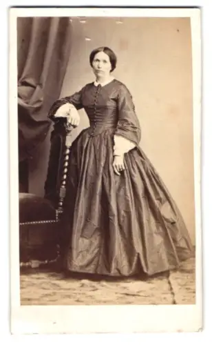 Fotografie Leleux & Cie, Paris, Rue du Centre 8, Frau in elegantem Kleid