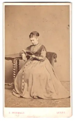 Fotografie E. Wormald, Leeds, Great George Street, Lesende Dame am Tisch