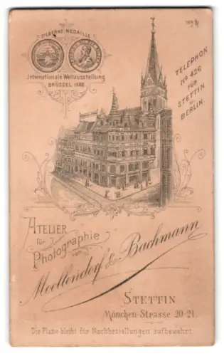 Fotografie Moellendorf & Bachmann, Stettin, Mönchen-Strasse 20-21, Ansicht Stettin, Strassenecke am Atelier mit Kirchturm