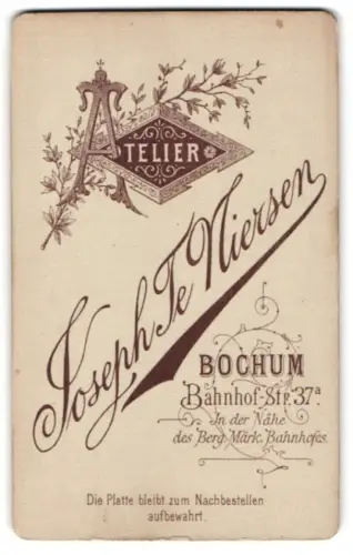 Fotografie Joseph Te Niersen, Bochum, Bahnhofstrasse 37a, Schriftzug in rautenförmigem Rahmen mit Blumen