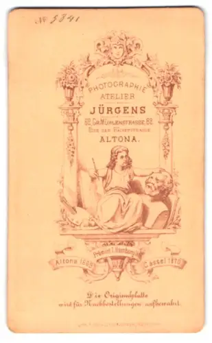 Fotografie H. Jürgens, Altona, Grosse Mühlenstrasse 62, Kleiner Bildhauer mit einer Büste in dekorativem Rahmen