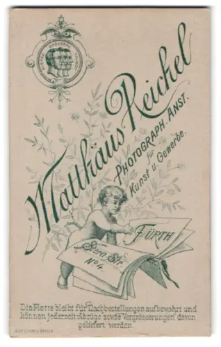 Fotografie Matthäus Reichel, Fürth, Sternstrasse 4, Kleinkind blättert durch ein Heft mit der Adresse des Ateliers