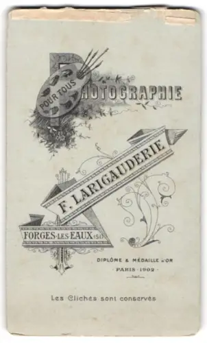 Fotografie F. Larigauderie, Forges-les-Eaux, Palette mit Pinsel umgeben von Blumen