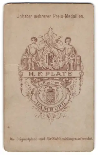 Fotografie H. F. Plate, Hamburg, Gr. Bleichen 46, Monogramm des Fotografen in einem Wappen, Wappen mit Muschel