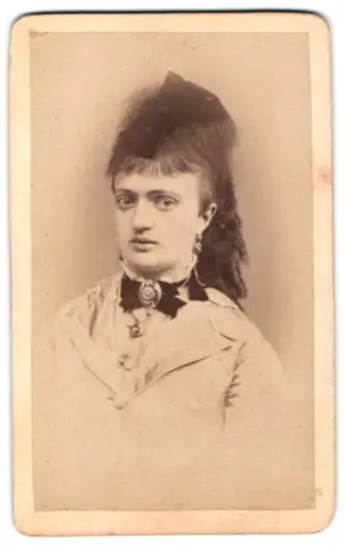 Fotografie unbekannter Fotograf und Ort, Porträt einer eleganten Frau