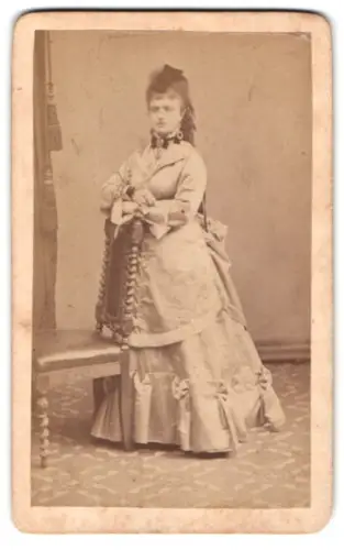 Fotografie R. Schlering, Hamburg, Fuhlentwiete 35, Elegante Dame im prächtigen Kleid