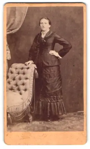 Fotografie Wilhelm Rank, Münchberg, Frau in elegantem Kleid