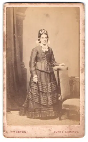 Fotografie Wm Aston, Bury St. Edmunds, St Andrew`s Street South 29, Frau in elegantem Gewand