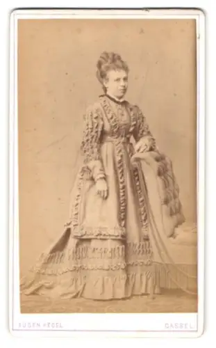 Fotografie Eugen Kegel, Cassel, Grosse Rosen Strasse 5, Dame im eleganten Kleid