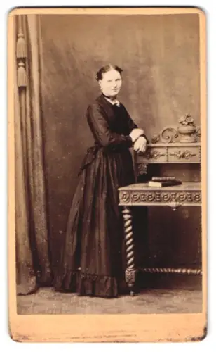 Fotografie Wilh. Dihle, Hamburg-St. Pauli, Elegante Dame am Tisch