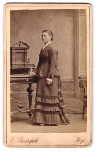 Fotografie E. Rudolph, Hof, Marienstrasse 69, Dame neben Tisch stehend