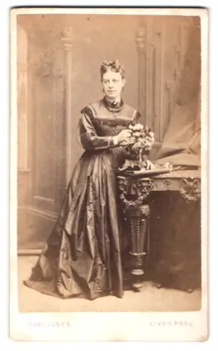 Fotografie Daniel Jones, Liverpool, Bold St 66, Dame in elegantem Kleid mit Blumenarrangement