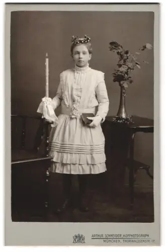 Fotografie Arthur Schneider, München, Thorwaldsenstr. 17, Mädchen mit Kerze und Bobel zur Kommunion