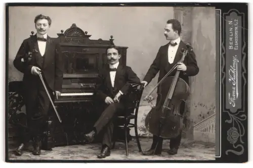 Fotografie Franz Kuhlmey, Berlin, Elsasserstr. 1 u.2, Musikertrio mit Klavier, Geige und Cello