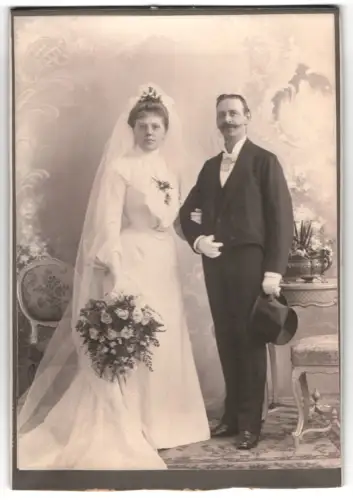 Fotografie F. X. Ostermayr, München, Karlsplatz 6, Hochzeitspaar mit Blumenstrauss und Zylinder