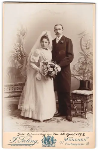 Fotografie J. Seiling, München, Priemayerstr. 18, Hochzeitspaar mit Blumenstrauss im Atelier 1898