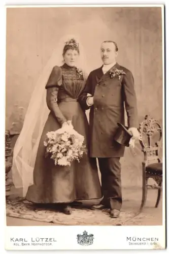 Fotografie Karl Lützel, München, Dachauerstr. 19/21, Hochzeitspaar mit Blumenstrauss und Schleier