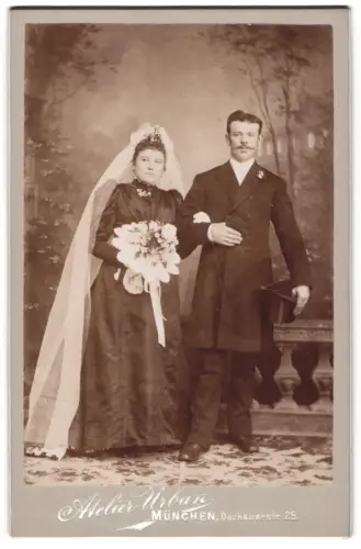 Fotografie Atelier Urban, München, Dachauerstr. 25, Hochzeitspaar vor idyllischer Waldkulisse